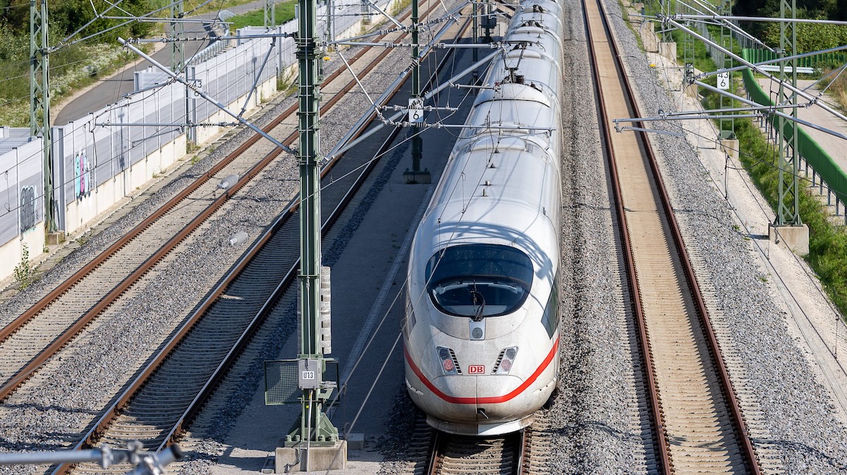 Deutsche Bahn: ICE fährt auf einer Strecke
