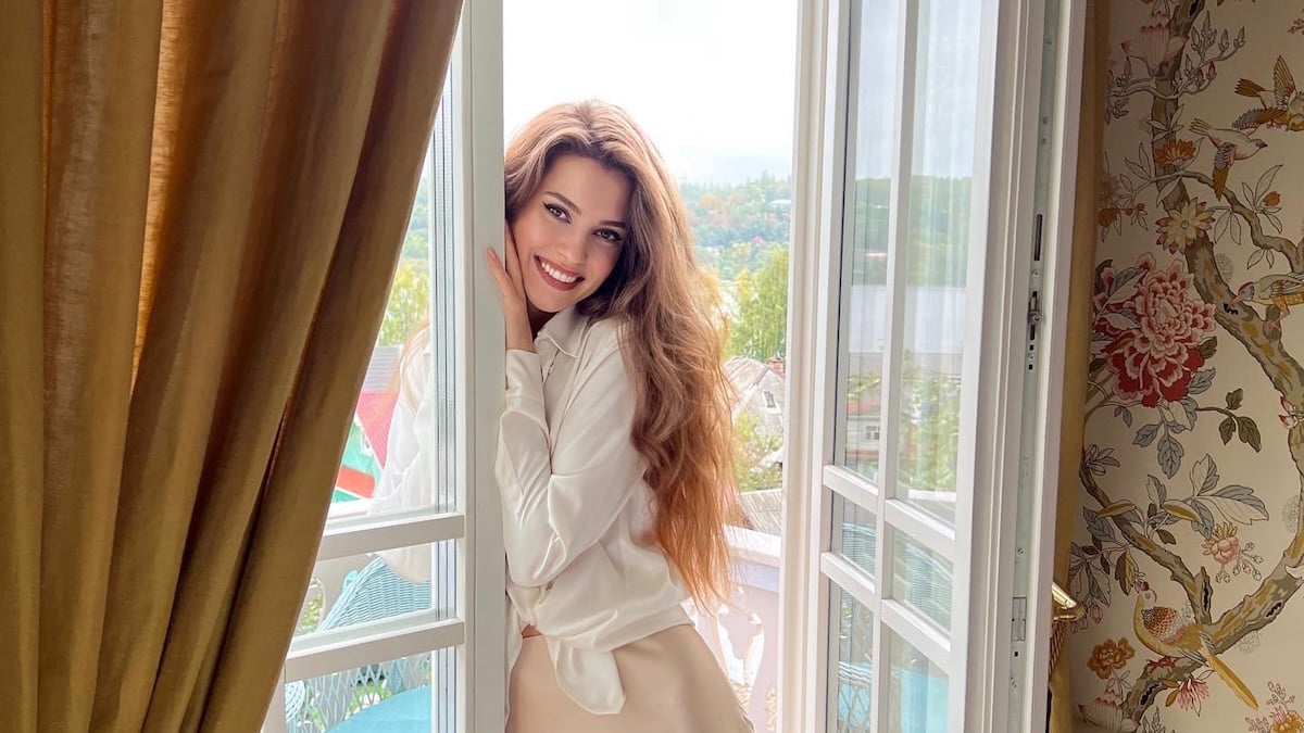 Kseniya Alexandrova vor einem offenen Fenster