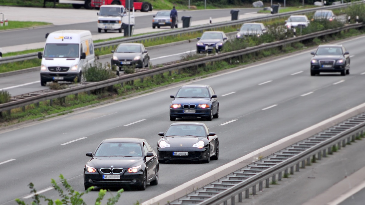 Autofahrer müssen aufpassen: In manchen Fällen ist Lichthupe sogar strafbar