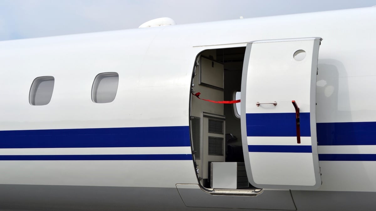 Das passiert, wenn man die Flugzeugtür während des Flugs öffnet