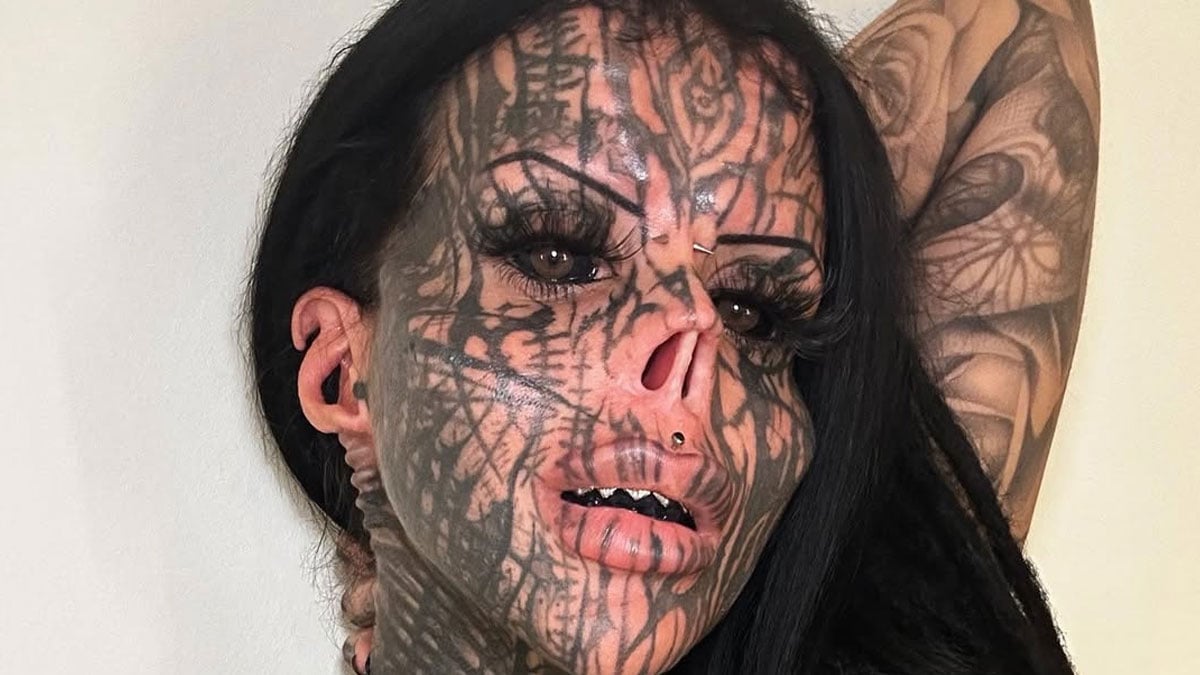Komplett tätowiert und Nase amputiert: Toxii Daniëlle schockt Fans mit Vorher-Foto