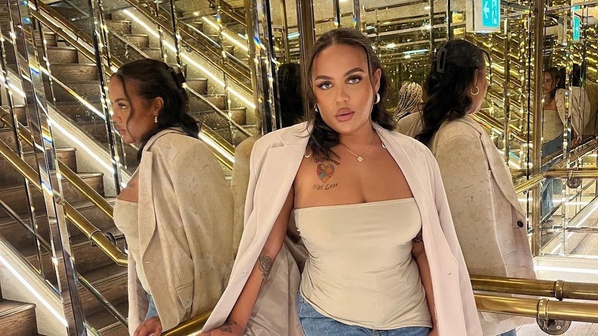 Latiesha Jones verkauft abgeschnittene Zehennägel: die junge Frau posiert mit Blazer