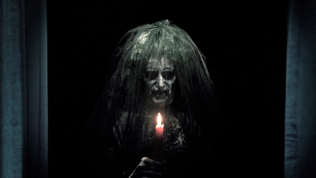 Laut Studie: Das sind die gruseligsten Horrorfilme aller Zeiten 3 Szene aus dem Film „Insidious“, in der eine gruselige Gestalt eine Kerze hochhält