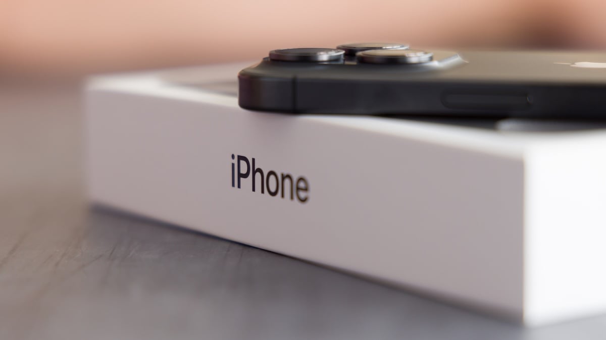 Kaum jemand kennt sie: Das iPhone hat eine geheime Taste 5 Schwarzes iPhone liegt auf einer Verpackung mit dem Schriftzug „iPhone“