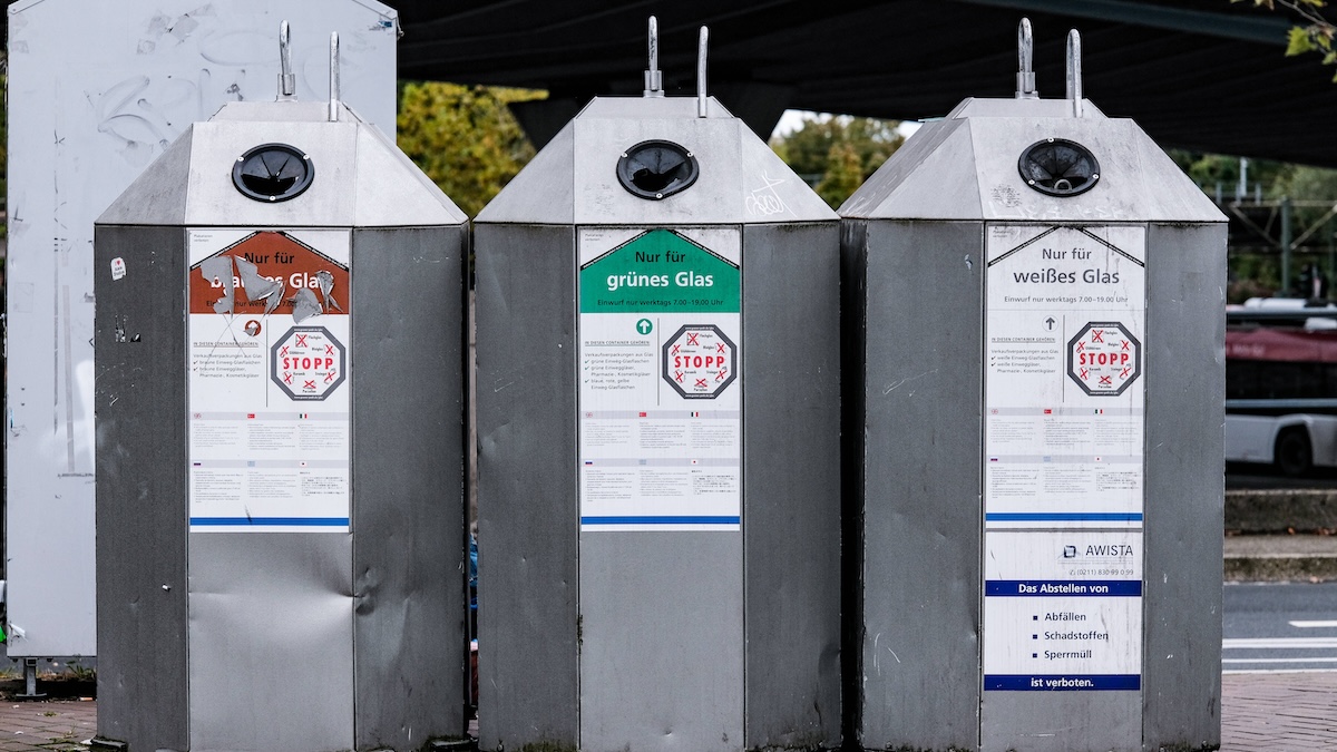 Drei Altglas-Container nebeneinander