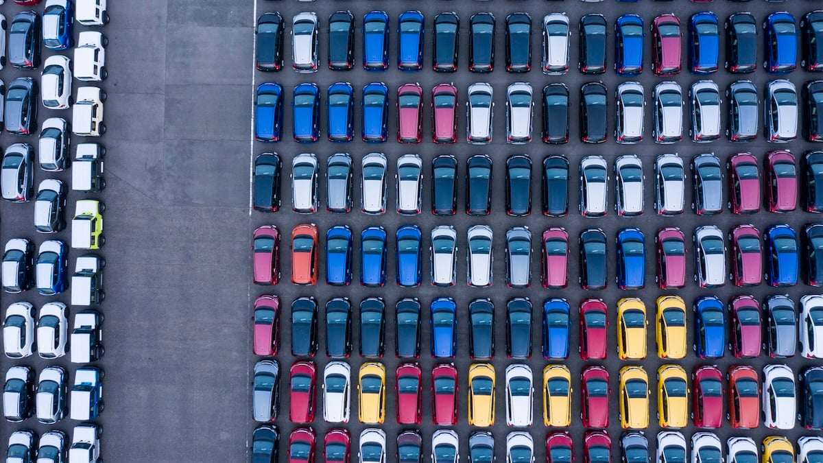 Verbotene Autofarben: Mit welcher Optik man ein Bußgeld riskiert 4 Autos in vielen verschiedenen Autofarben parken auf einem Parkplatz, das Ganze von oben fotografiert