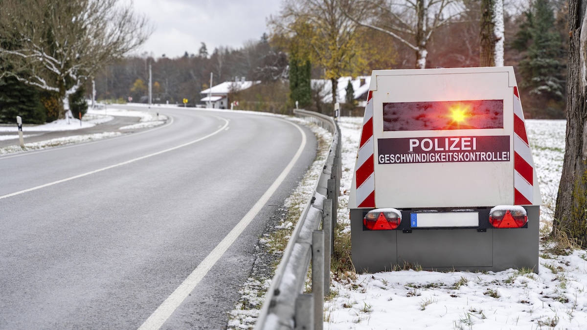 Blitzer-Anhänger der Polizei im Einsatz