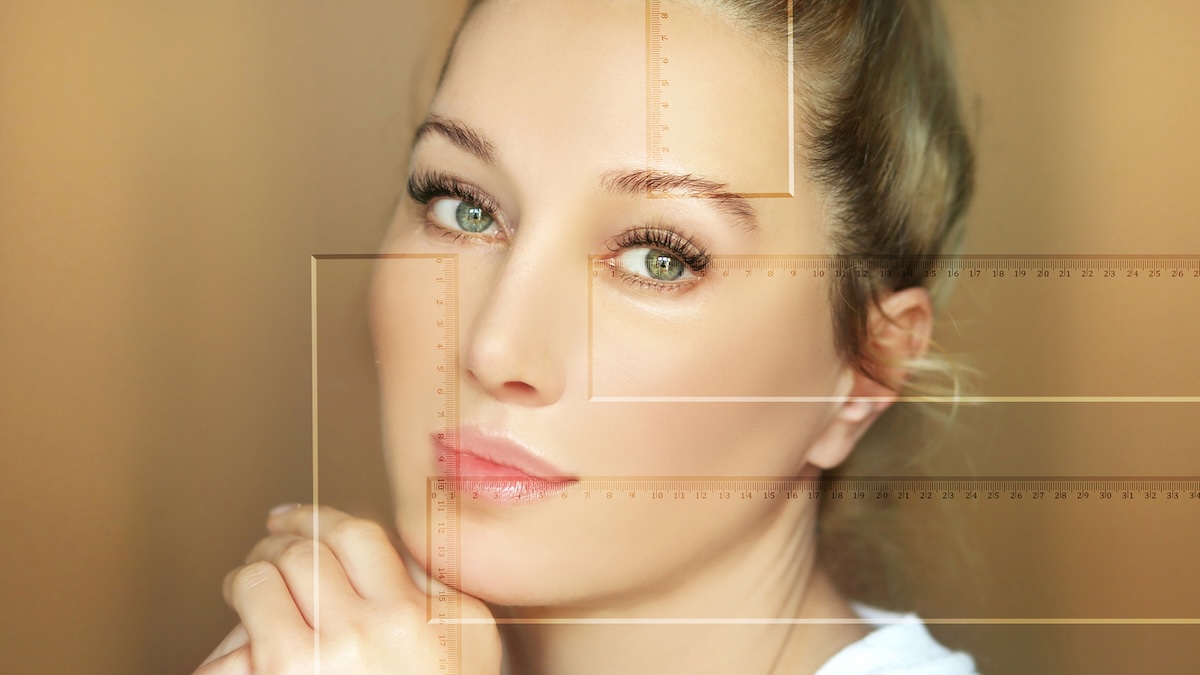 Der goldene Schnitt: Das Gesicht einer hübschen Frau mit Linealen versehen