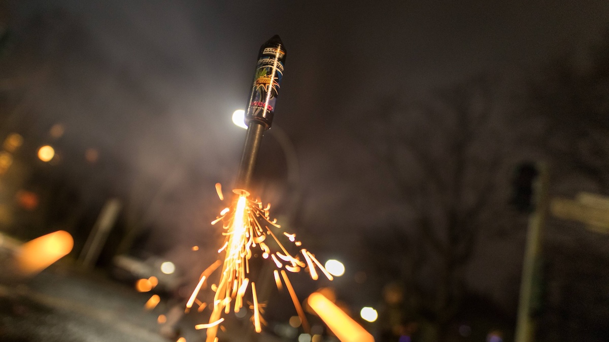 Angezündete Feuerwerksrakete auf dem Weg in den Himmel