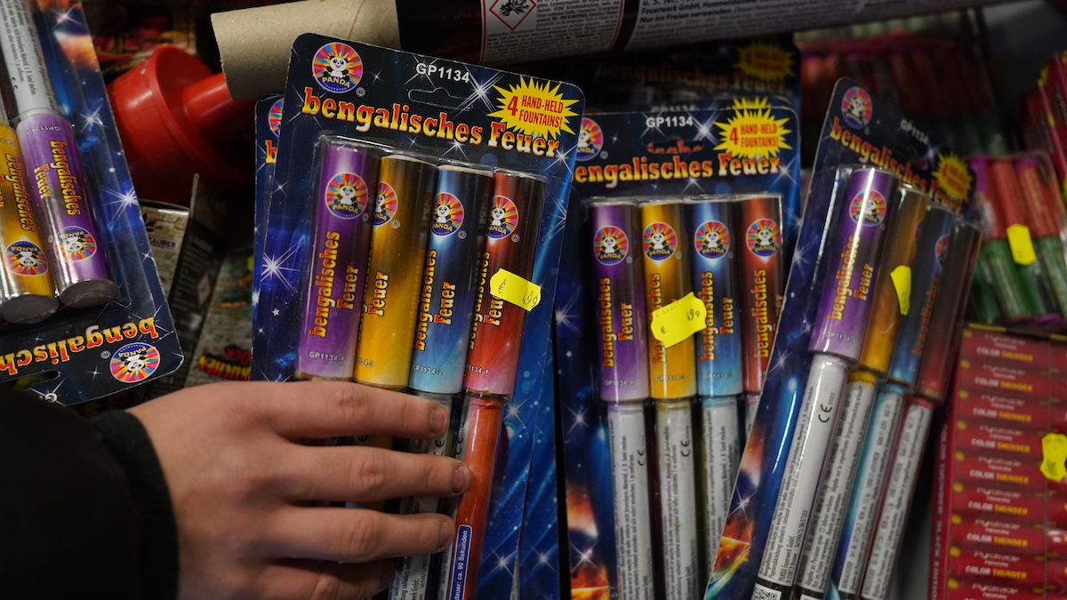 Wird es laut an Silvester? Gestiegene Feuerwerkimporte fachen Debatte um Verbot an 14 Jemand kauft Feuerwerkskörper