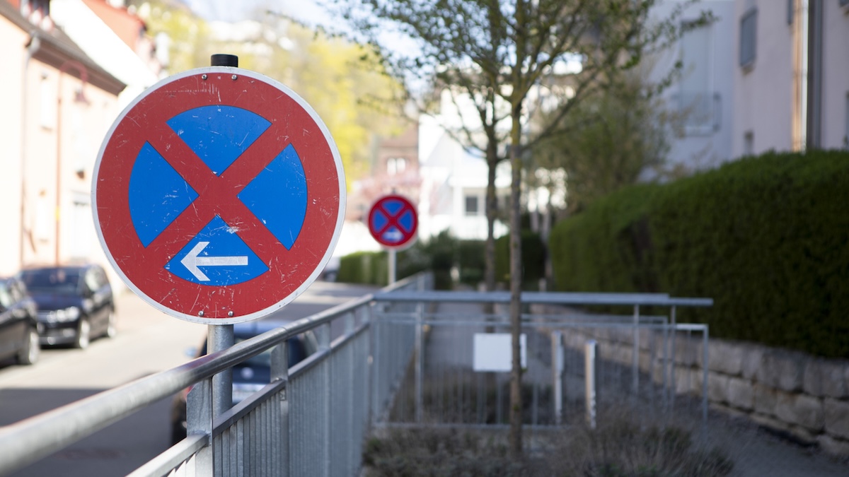 Beschilderung zeigt ein Halteverbot an einer Straße an