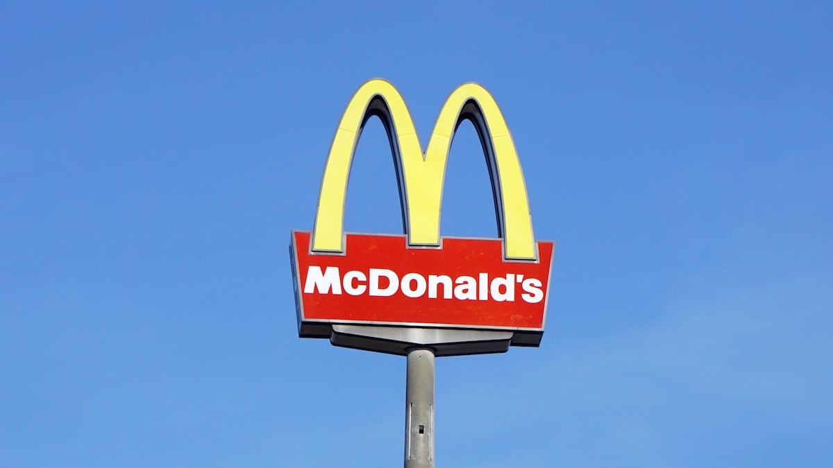 Erhöhtes Logo von McDonald's vor blauem Himmel