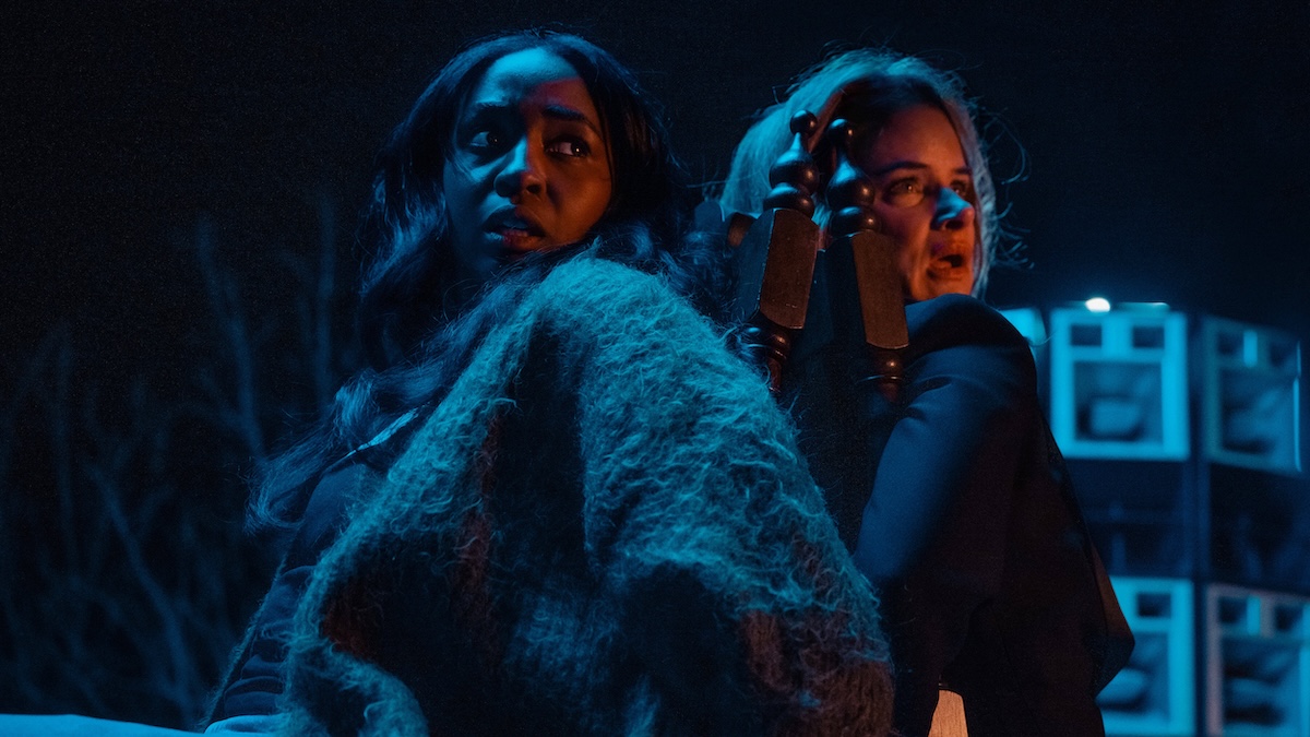 Szene aus dem Horrofilm „Opus“ mit Ayo Edeberi und Juliette Lewis