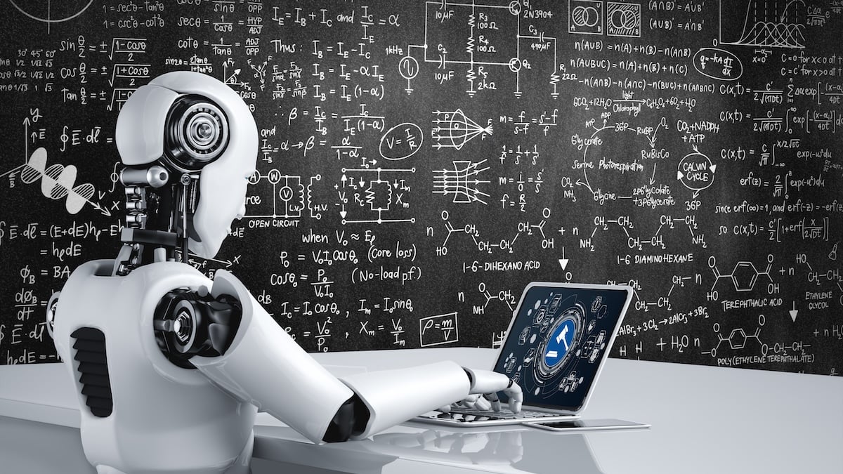 KI sitzt an einem Laptop, an der Tafel dahinter sind viele mathematische Formeln zu sehen
