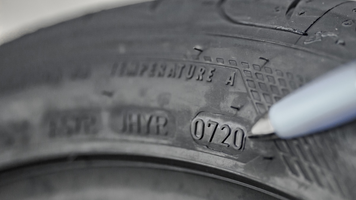 Reifenwechsel: Vierstellige Nummer an der Seite verrät wichtige Information 8 Reifenwechsel: Nahaufnahme eines Autoreifens, wobei ein Stift auf die vierstellige DOT-Nummer zeigt