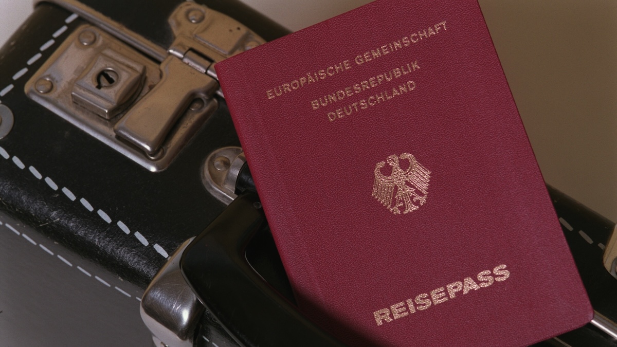 Roter Reisepass der Bundesrepublik Deutschland auf einem Koffer