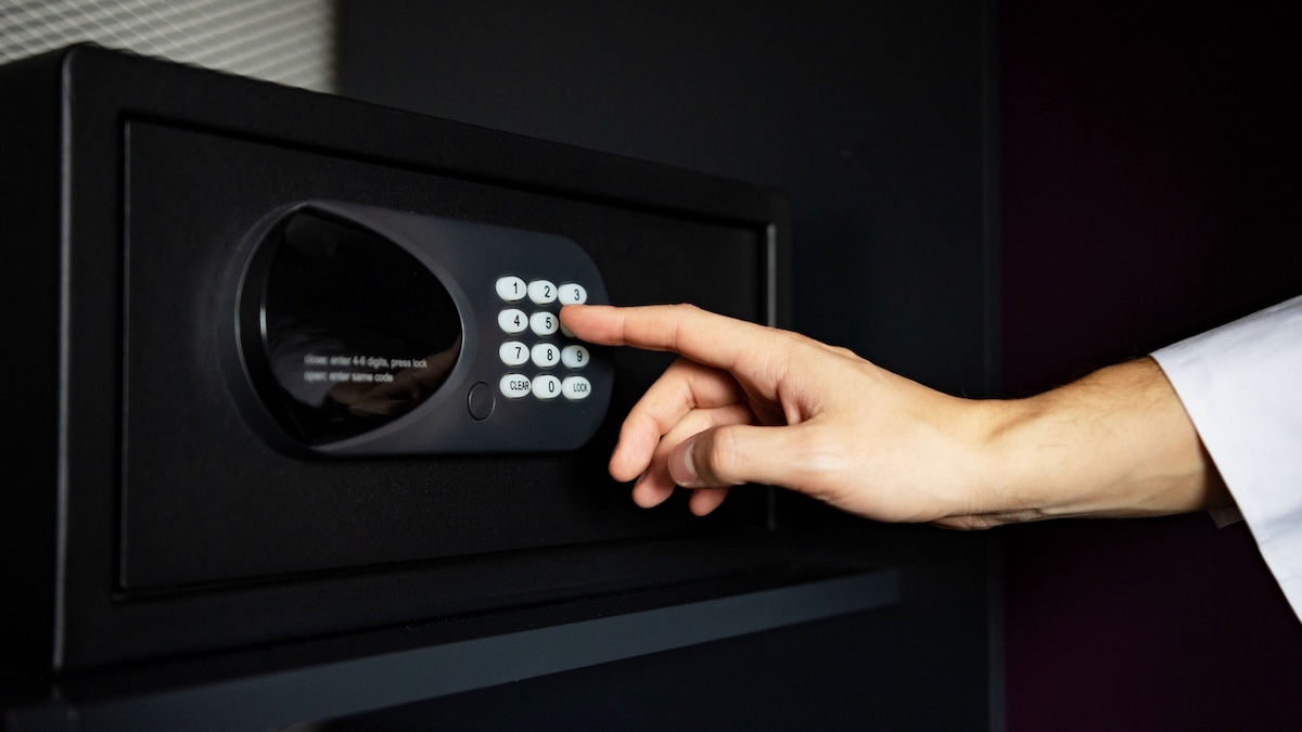 Flugbegleiterin verrät: Mit diesem Trick vergisst man nie wieder seinen Reisepass 15 Frauenhand greift nach dem Nummernfeld eines Hotelsafes