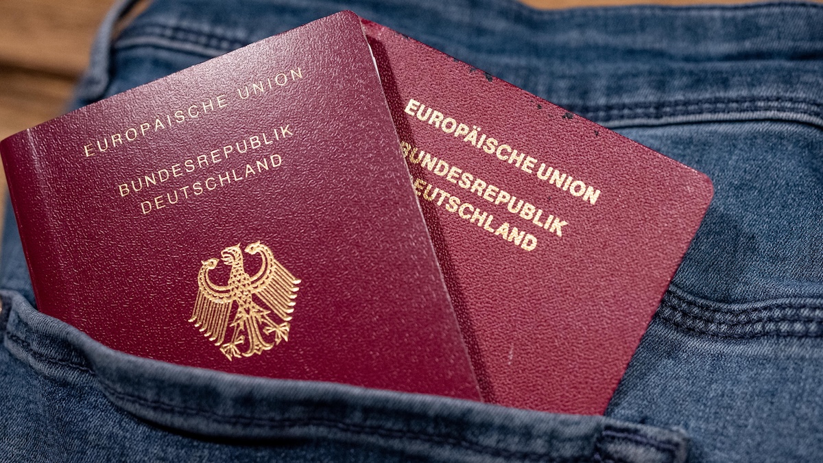 Zwei Exemplare eines deutschen Reisepasses in einer Hosentasche