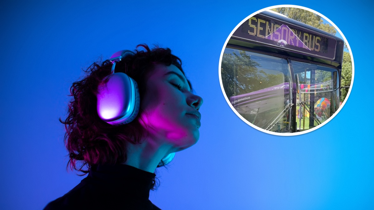 Neurodivergente junge Frau mit Kopfhörern, eingekullert ein Bild des „Sensory Bus“