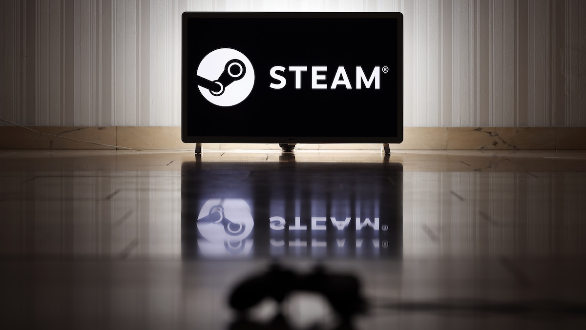 Valve stellt Steam Machine vor: Logo der Plattfor,m Steam auf einem Fernseher, davor liegt ein Gaming-Controller