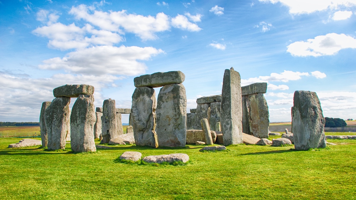 Dank 5000 Jahre altem Zahn: Wie Wissenschaftler wichtiges Geheimnis um „Stonehenge“ gelöst haben 2 Stonehenge vor blauem Himmel
