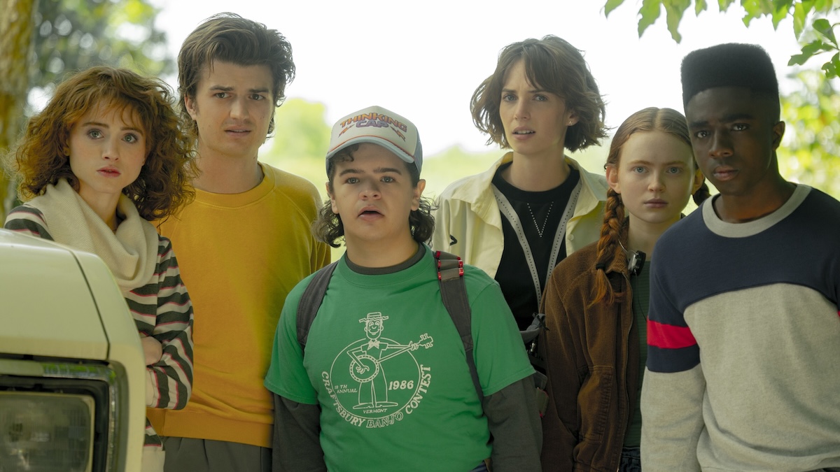 Szene aus „Stranger Things“, in der einige Jugendliche irritiert nach vorne schauen