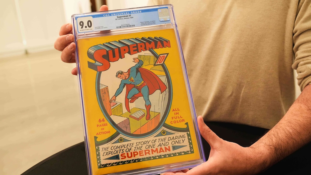 Cover eines alten Superman-Comics, das jemand in einer Verpackung in der Hand hat