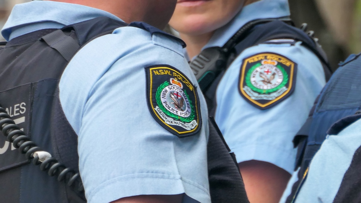 Sie erbeutete 40 Millionen Euro: Betrügerische Wahrsagerin aufgeflogen 20 Falsche Wahrsagerin in Australien verhaftet Symbolbild: Polizei mit Uniformen der New South Wales Police Force in Australien