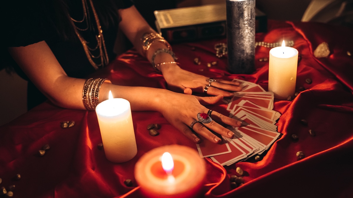 Falsche Wahrsagerin in Australien verhaftet Symbolbild: Junge weibliche Wahrsagerin, die Tarot liest