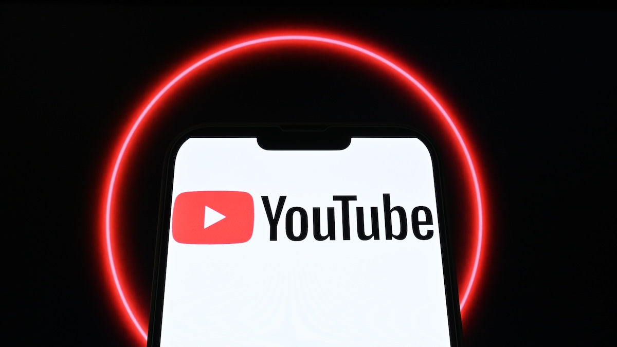 YouTube-Logo auf einem Smartphone vor schwarzem Hintergrund und einem roten Kreis