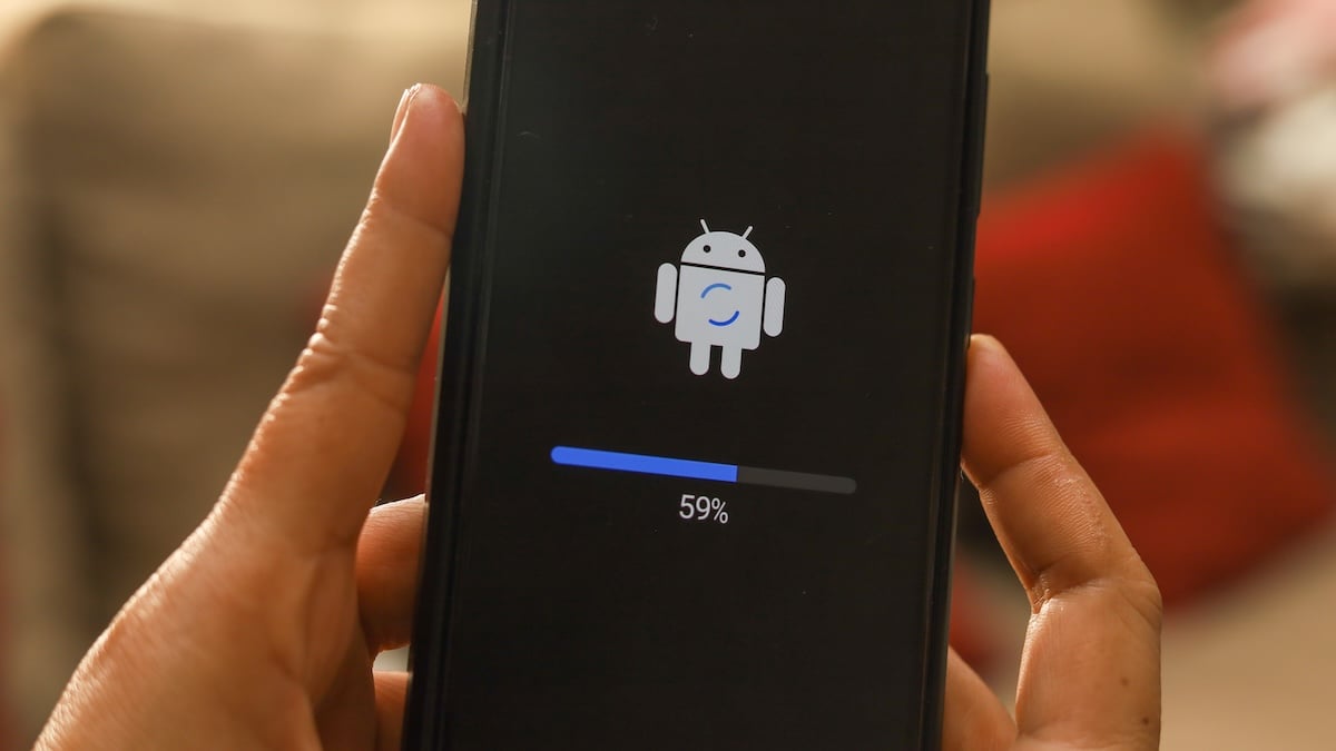 Große Sicherheitslücke bei Android: Bundesamt und Google warnen Nutzer 12 Smartphone, auf dem ein Android-Update hochlädt