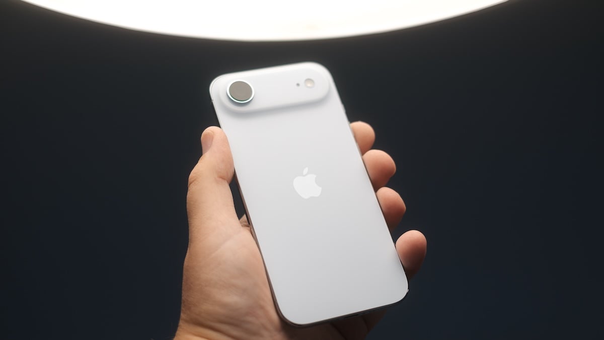 Mehr als 40 neue Apple-Geräte bis 2027: Prototyp enthüllt Produktpläne 6 Weißes iPhone Air von Apple, das jemand in der Hand hält