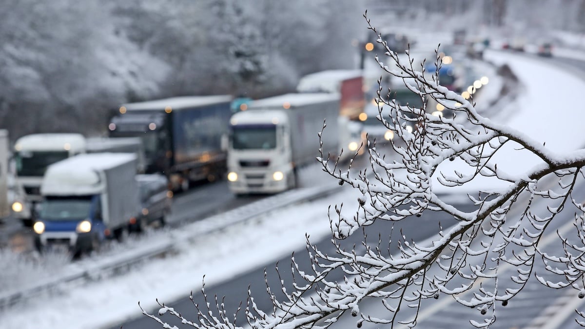 Abfahrverbot in Österreich, Tirol, im Winter: Autos stehen bei Schnee im Stau