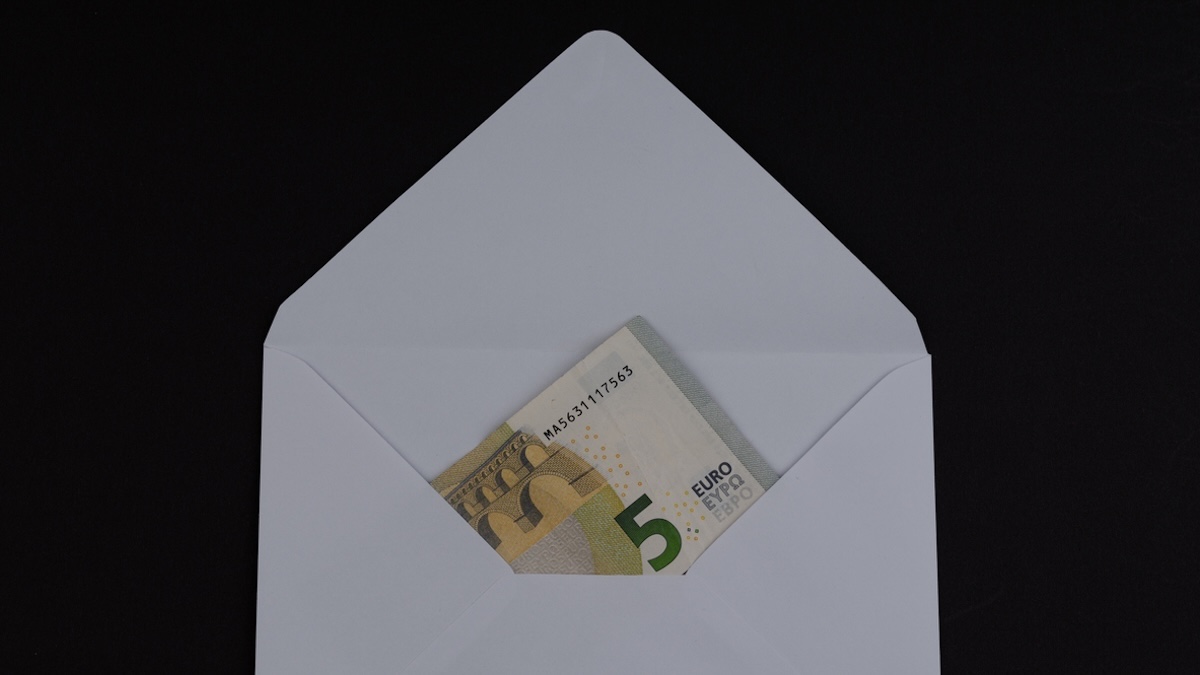 5 Euro Bargeld in einem Briefumschlag