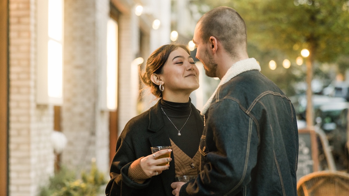 Dating-Trends 2026: Junges glückliches Paar