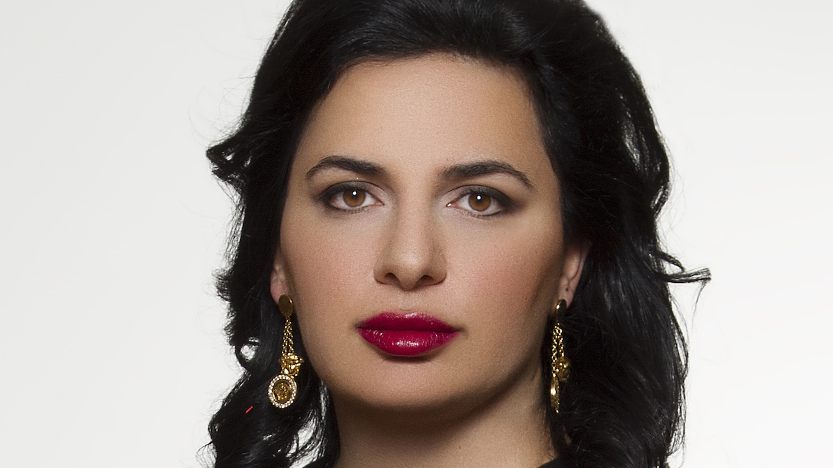 Sie stahl 4,5 Mrd. Dollar und verschwand: Die einzige Frau auf der „Most Wanted“-Liste des FBI 17 Dr. Ruja Ignatova vor weißem Hintergrund