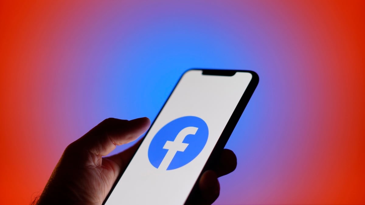 Facebook-Logo auf einem Smartphone vor blau-lila Hintergrund