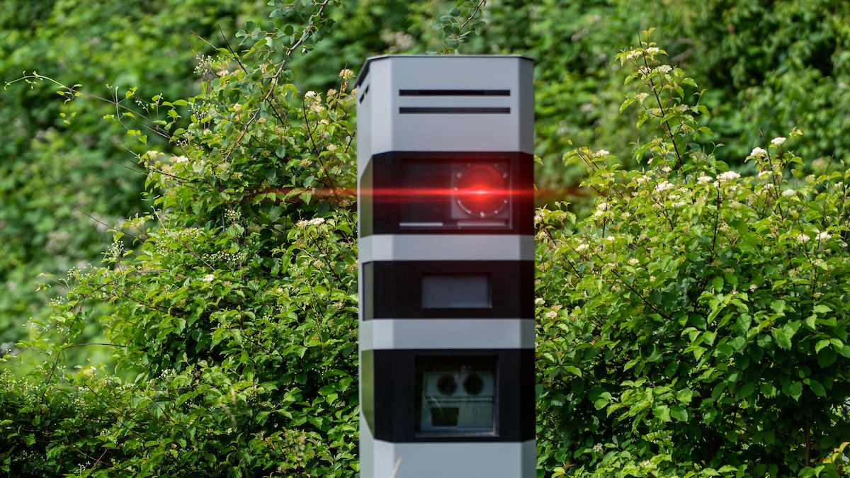 Fahrverbot: Bild eines Blitzers, der mit rotem Licht auslöst