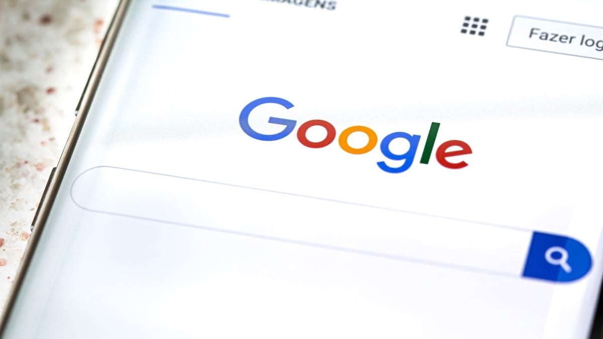 Google Trends 2025: Google-Suche auf einem Smartphone