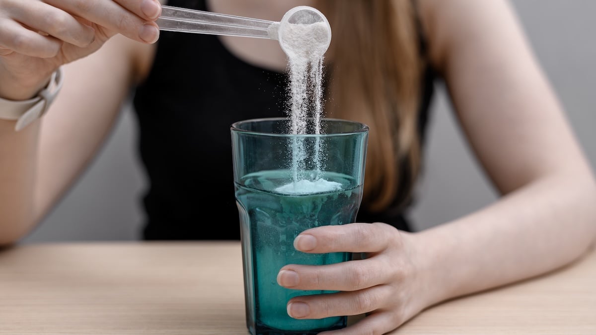 „Loaded Water“: Trend-Getränk birgt große Risiken für die Gesundheit 16 Loaded Water: Frau mischt ein weißes Pulver in ein Glas Wasser
