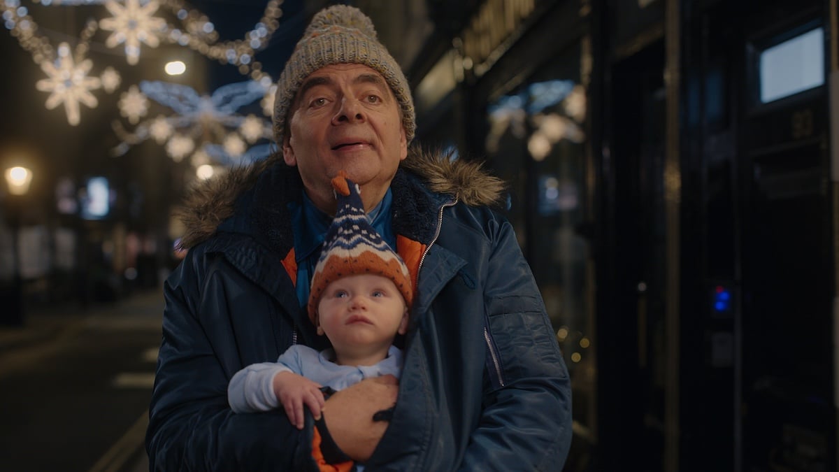 Neue Serie dominiert Netflix-Charts: Kult-Star sorgt für Lacher und Chaos – „Nostalgie und Spaß pur“ 11 Szene aus der Netflix-Serie „Man vs Baby“ mit Rowan Atkinson, der ein Baby auf dem Arm hat