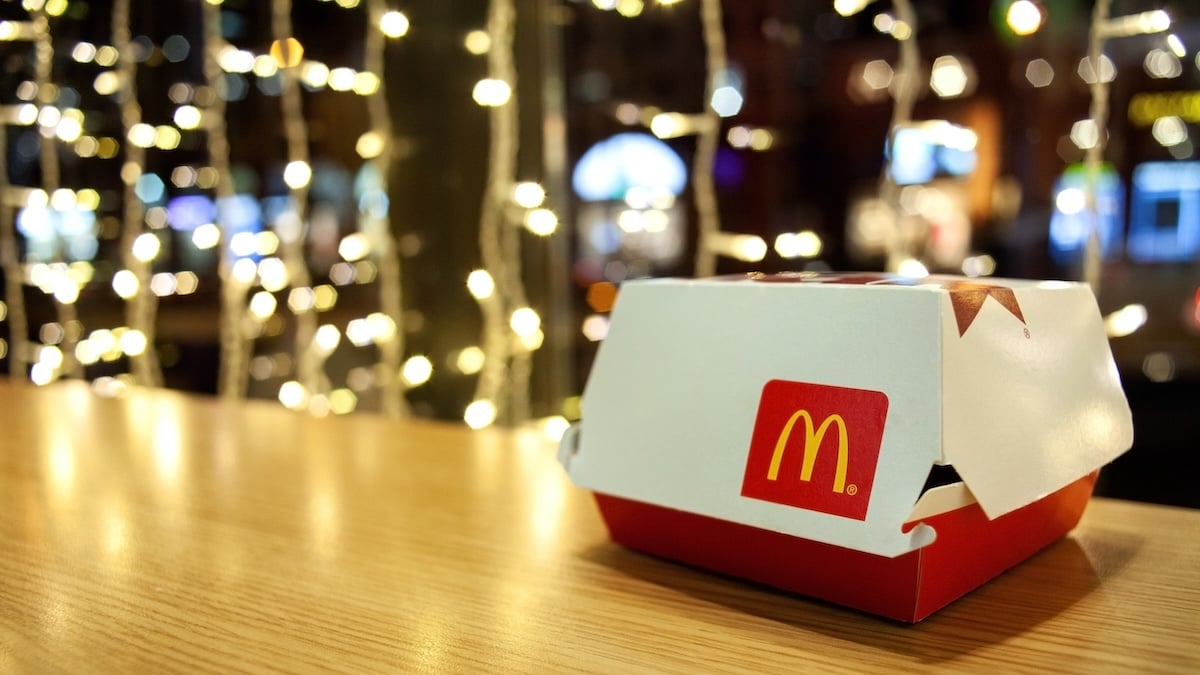 McDonald’s erntet Shitstorm: Weihnachtsspot wird heftig kritisiert – „Wertlos und ignorant“ 5 McDonald’s-Packung vor festlicher Beleuchtung