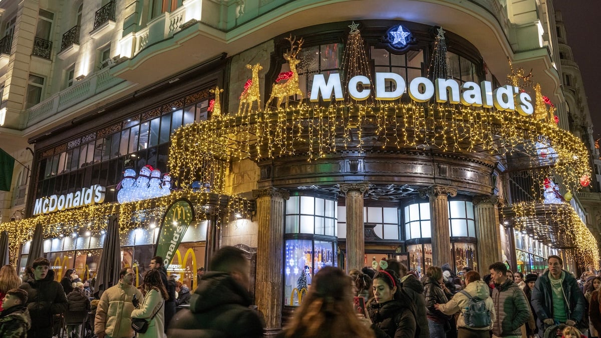 McDonald’s-Filiale zur Weihnachtszeit mit festlicher Dekoration