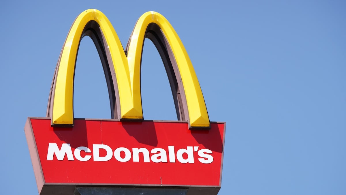 McDonald’s erntet Shitstorm: Weihnachtsspot wird heftig kritisiert – „Wertlos und ignorant“ 4 McDonald’s-Logo vor blauem Himmel