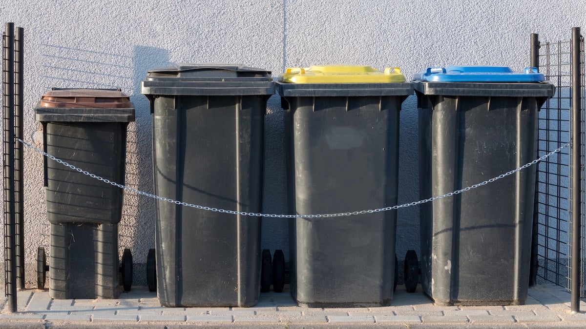 Vier Mülltonnen nebeneinander