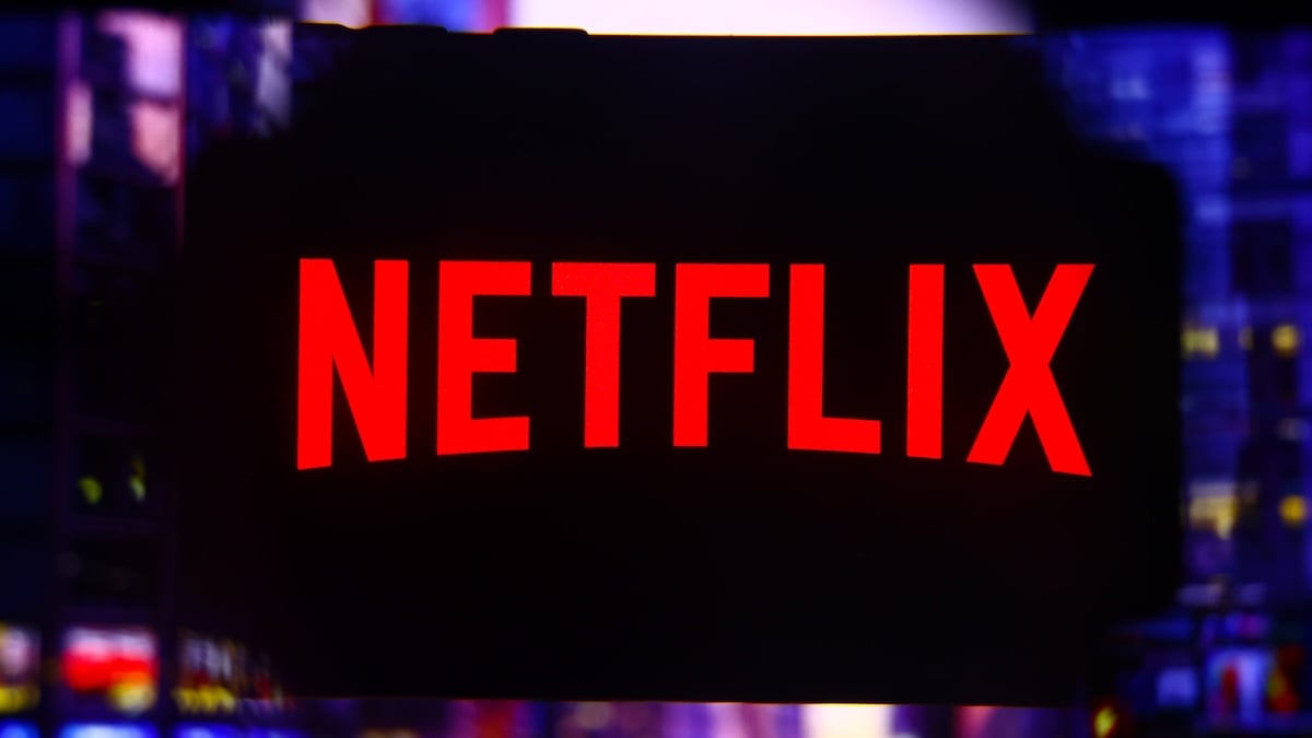 Rotes Netflix-Logo auf schwarzem Hintergrund