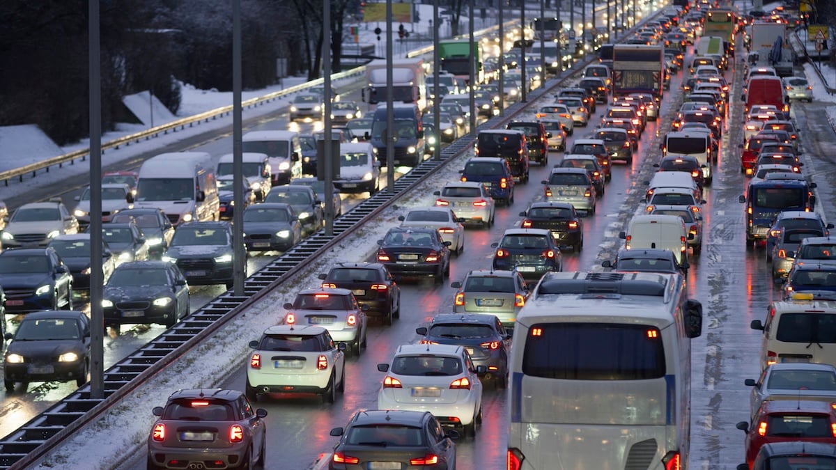 Abfahrverbot in Österreich, Tirol, im Winter: Autos stehen bei Schnee im Stau