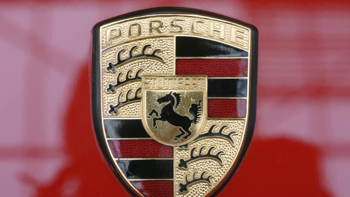 Logo des Autoherstellers Porsche auf rotem Untergrund