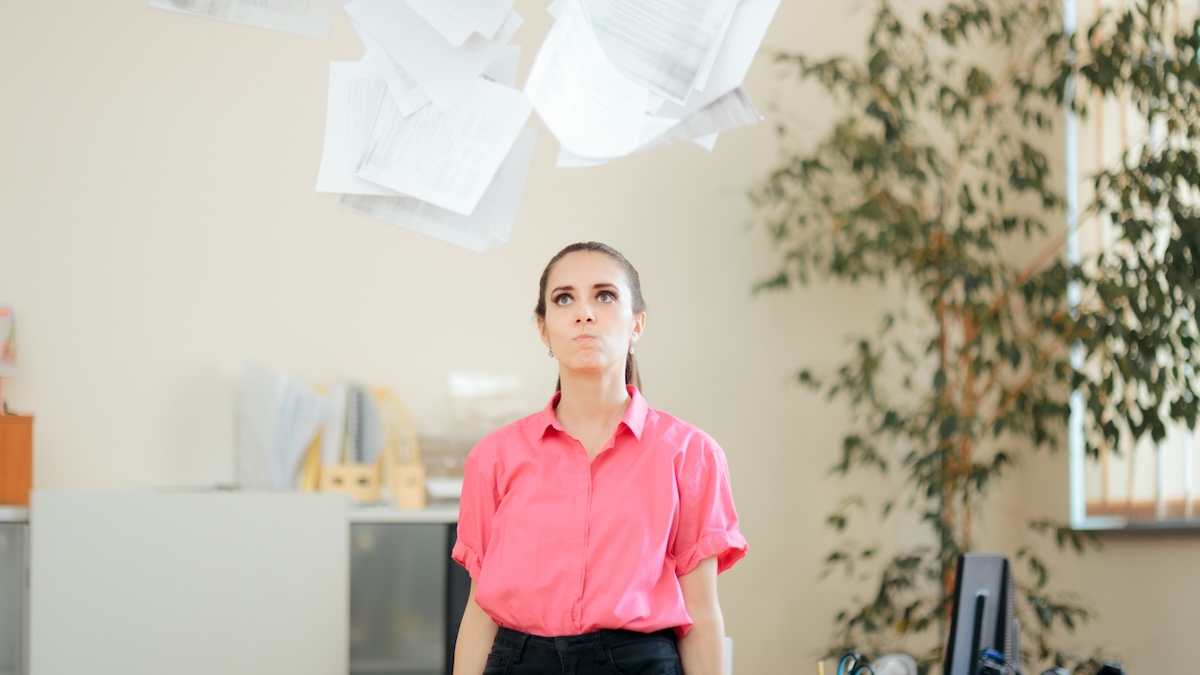 Revenge Quitting: Frau wirft im Büro wütend ein paar Papiere nach oben