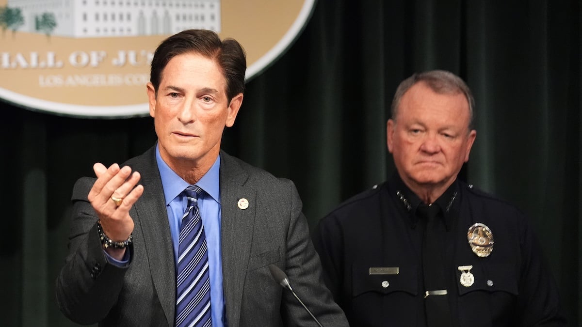 Nach Tod von Hollywood-Ikone Rob Reiner: Eigener Sohn wird angeklagt 20 Staatsanwalt Nathan Hochman bei der Pressekonferenz zum Mord an Rob Reiner und seiner Frau Michele Singer Reiner